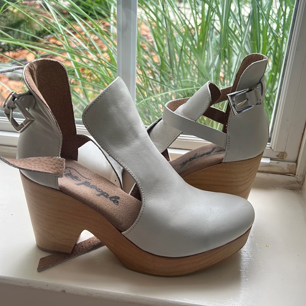 Free People NIB Cedar Bone Off White Leather Bohemian Wood Clogs
